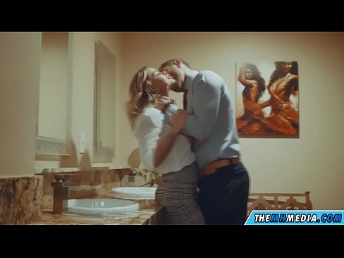 ❤️ جب ایک خوبصورت سنہرے بالوں والی آپ کو عوامی بیت الخلاء میں مائل کرتا ہے۔ ❌  پر ur.mypornpics.ru ❤